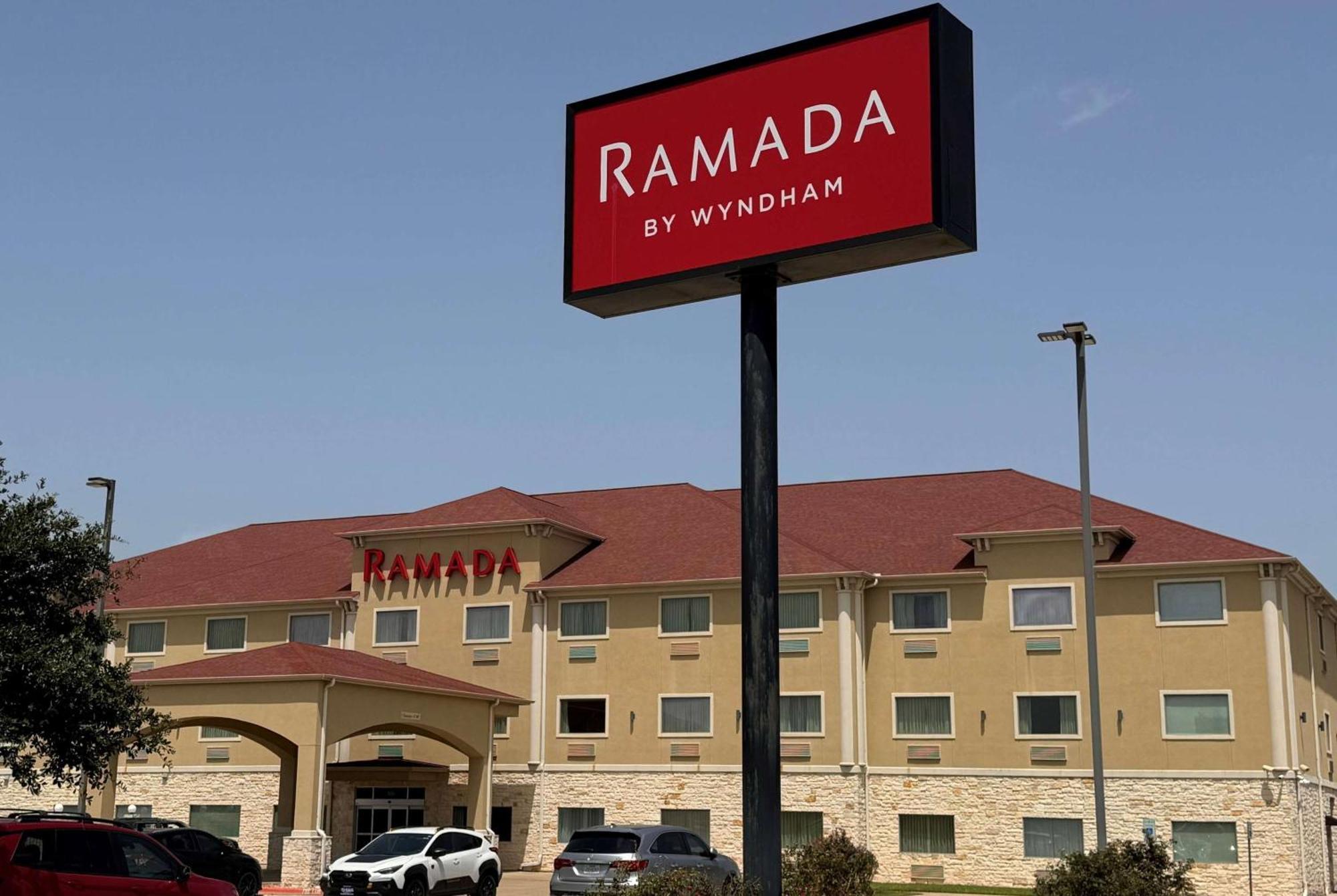 Hotel Ramada By Wyndham College Station Exterior foto